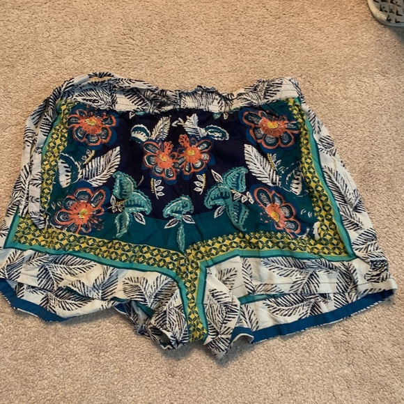 Patterned Flowy Shorts - Picture 2 of 2